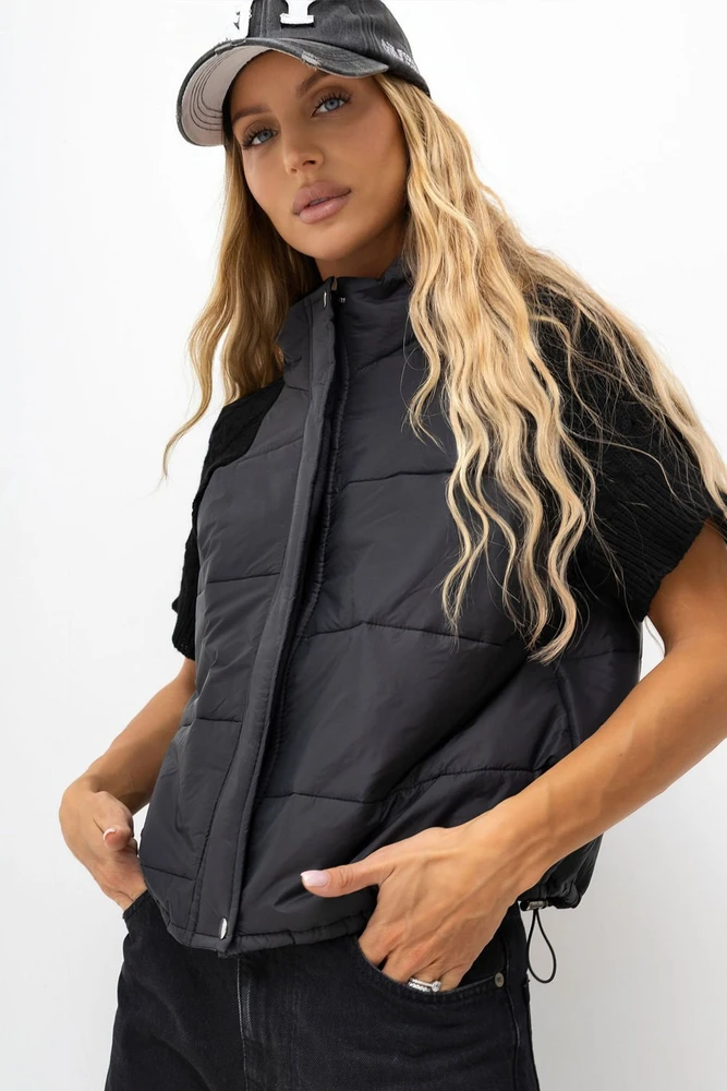Juoda moteriška liemenė su gobtuvu Italy Moda
