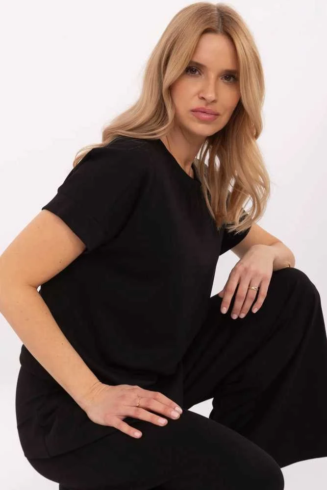 Juoda moteriška palaidinė – elegantiška ir patogi