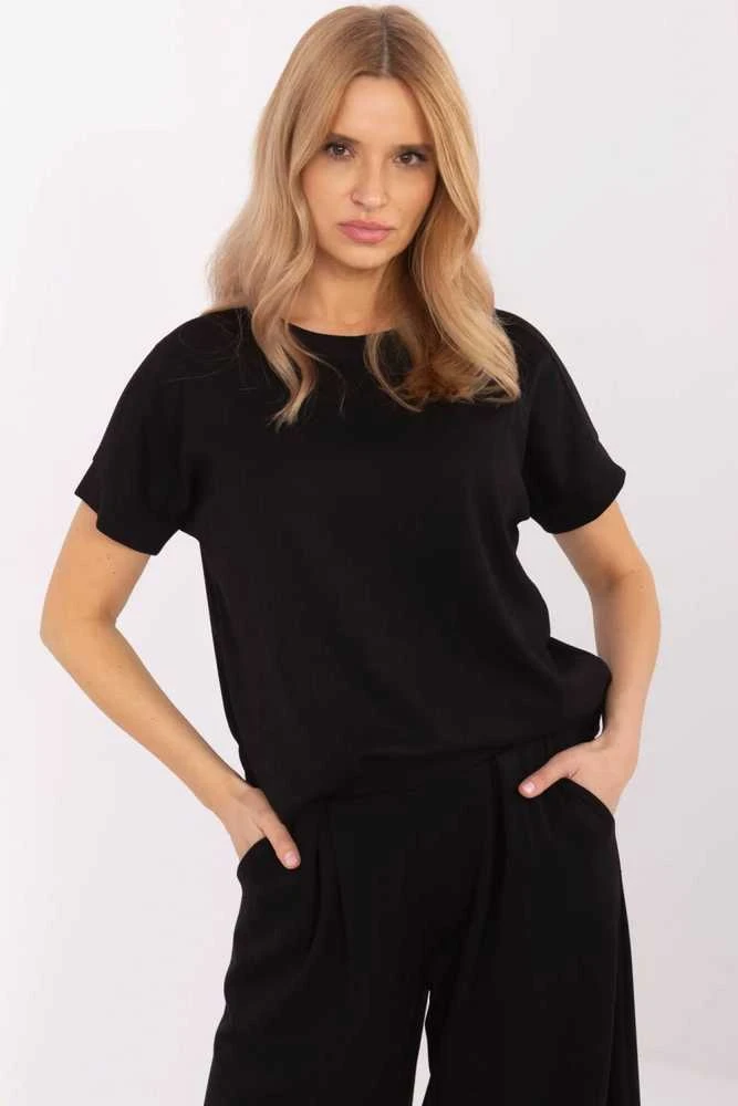 Juoda moteriška palaidinė – elegantiška ir patogi