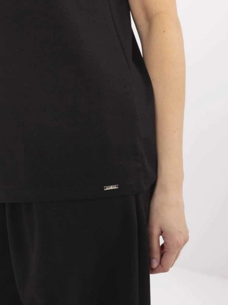 Juoda moteriška palaidinė – elegantiška ir patogi