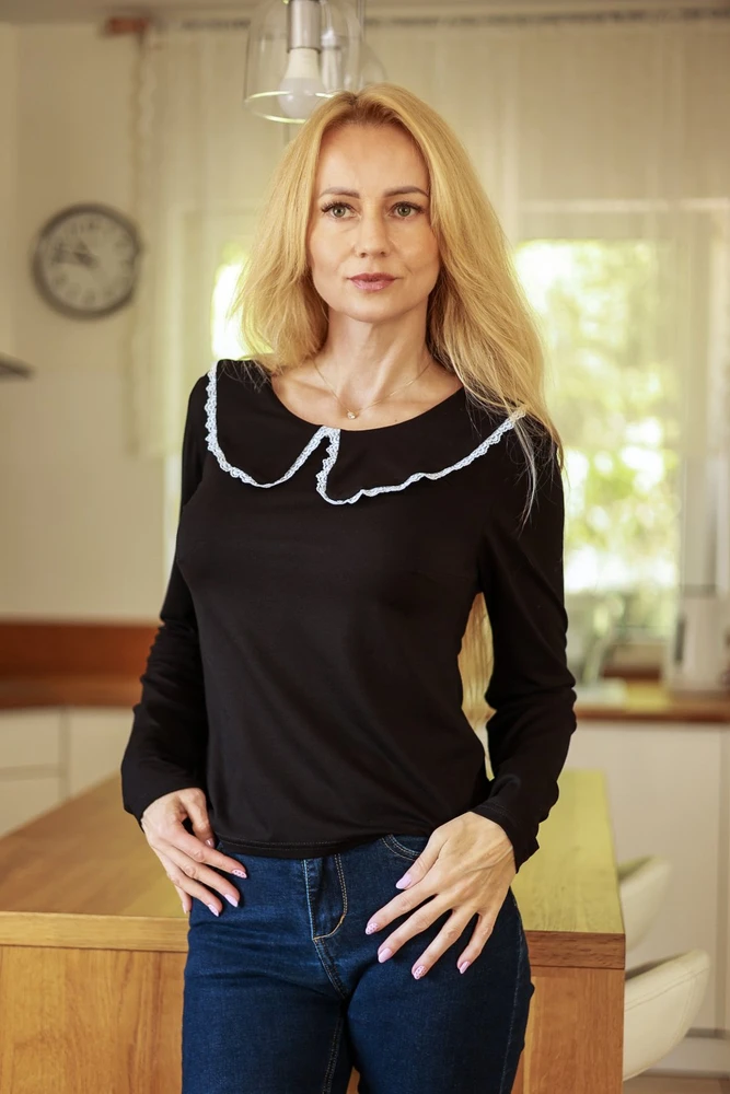 Juoda palaidinė su baltu nėriniuotu apykaklės apvadu Mirale
