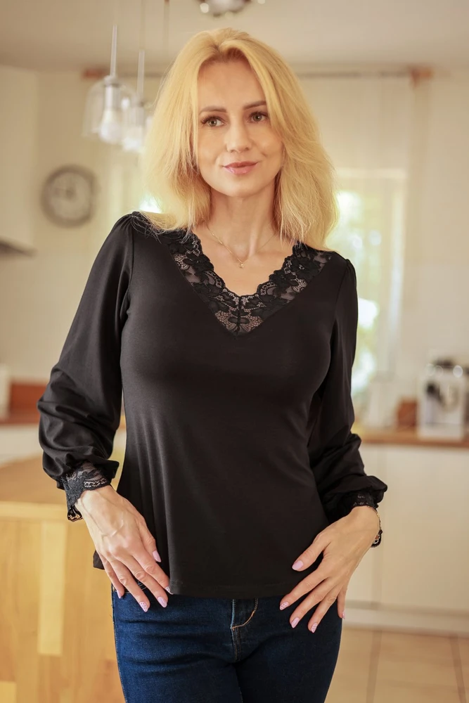 Juoda palaidinė su nėrinių apdaila Mirale