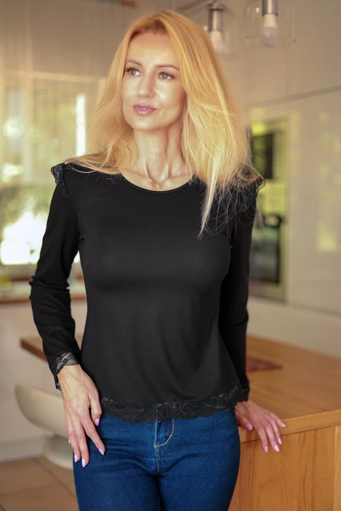 Juoda palaidinė su nėrinių detalėmis Mirale