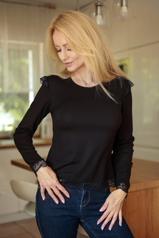 Juoda palaidinė su nėrinių detalėmis Mirale