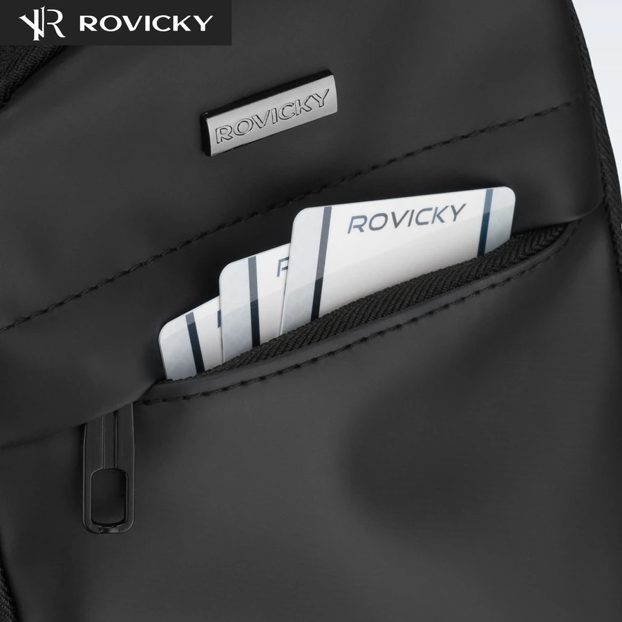 Juoda, pojemna saszetka vyriška na ramię wykonana ze skóry ekologicznej, wyposażona w port USB - Rovicky