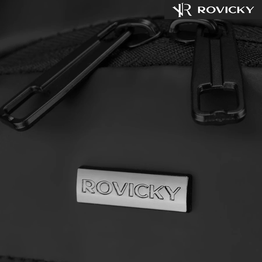 Juoda, pojemna saszetka vyriška na ramię wykonana ze skóry ekologicznej, wyposażona w port USB - Rovicky