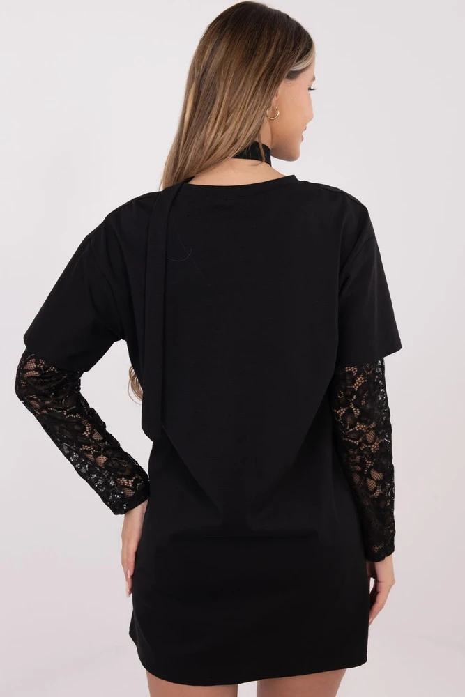 Juoda suknelė su nėrinių rankovėmis Italy Moda