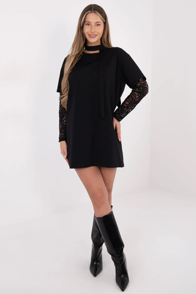 Juoda suknelė su nėrinių rankovėmis Italy Moda
