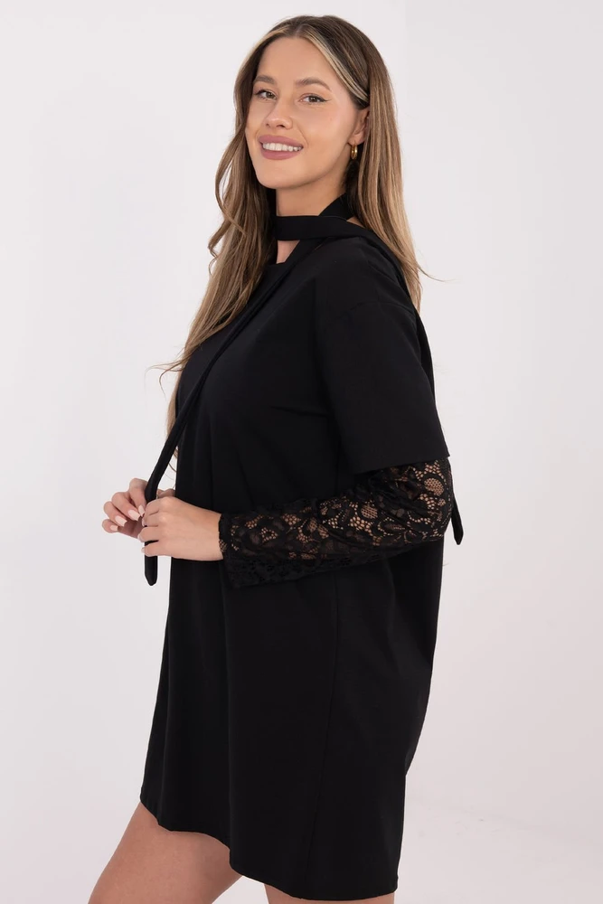 Juoda suknelė su nėrinių rankovėmis Italy Moda