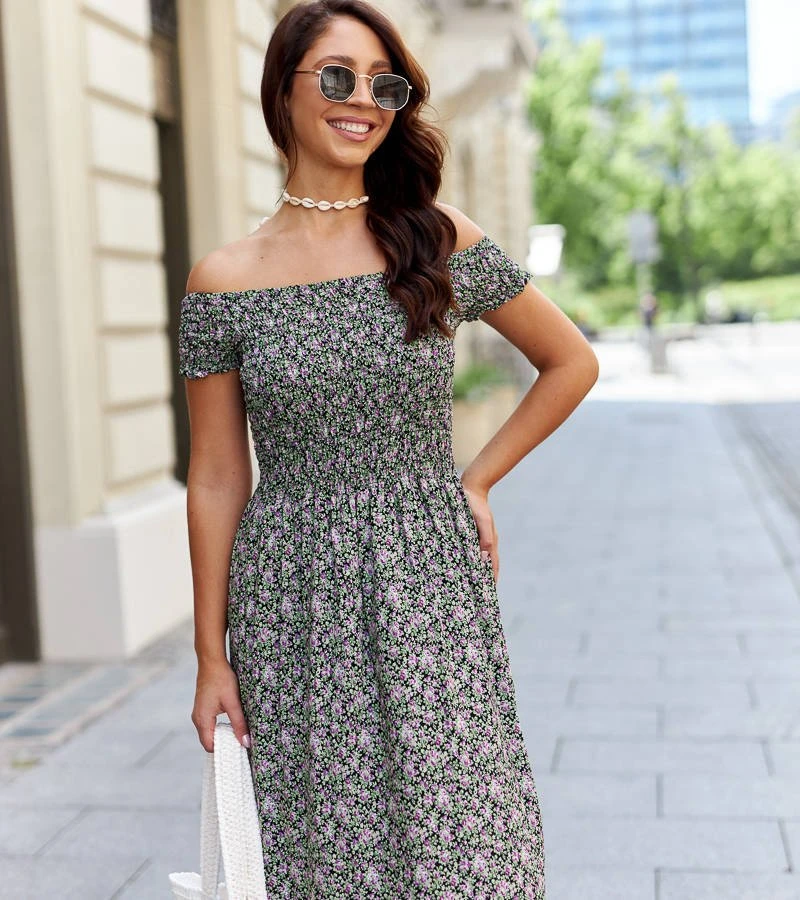 Juoda suknelė su violetinėmis gėlėmis