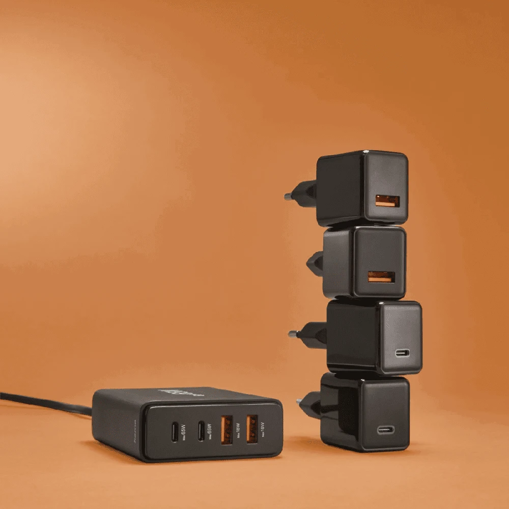 Hama GaN 65W PD/QC 2x USB-C, 2x USB-A juoda