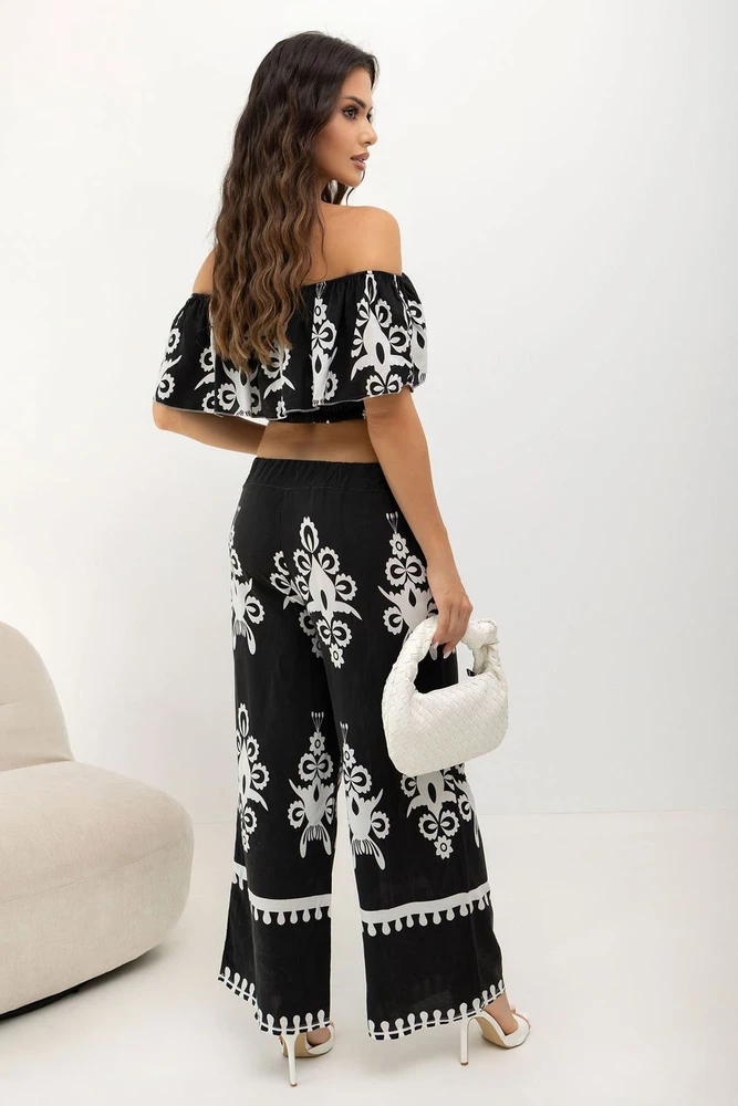 Juodas moteriškas komplektas su baltais gėlių raštais