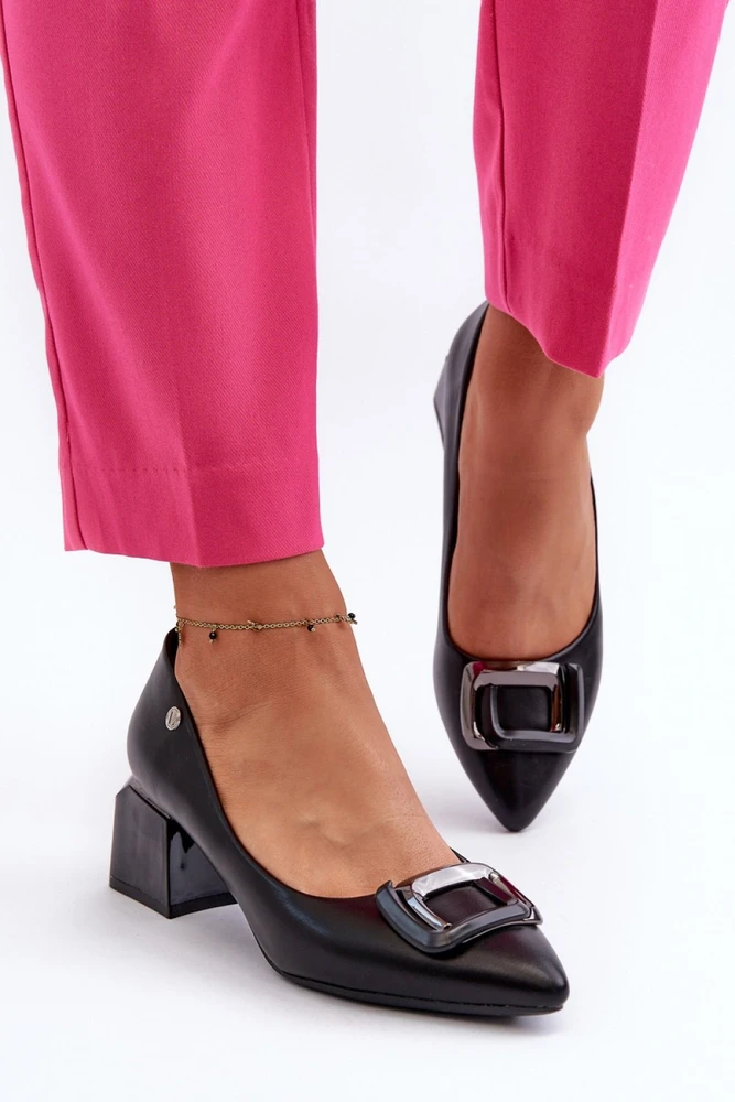 Juodi aukštakulniai bateliai su dekoratyvine sagtimi Step in style
