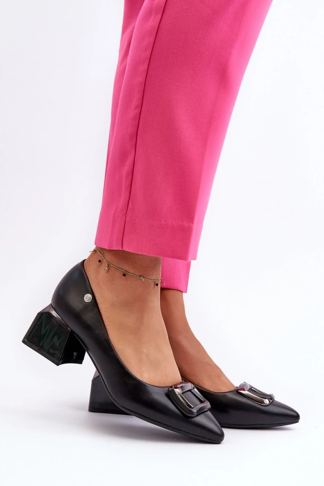 Juodi aukštakulniai bateliai su dekoratyvine sagtimi Step in style