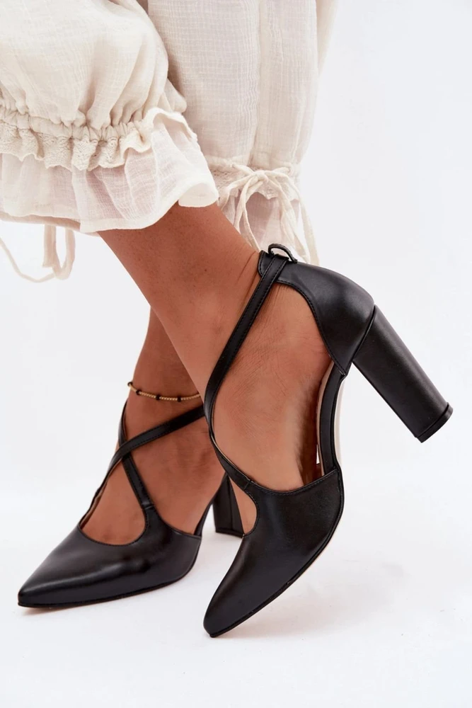 Juodi aukštakulniai bateliai su dirželiu Step in style