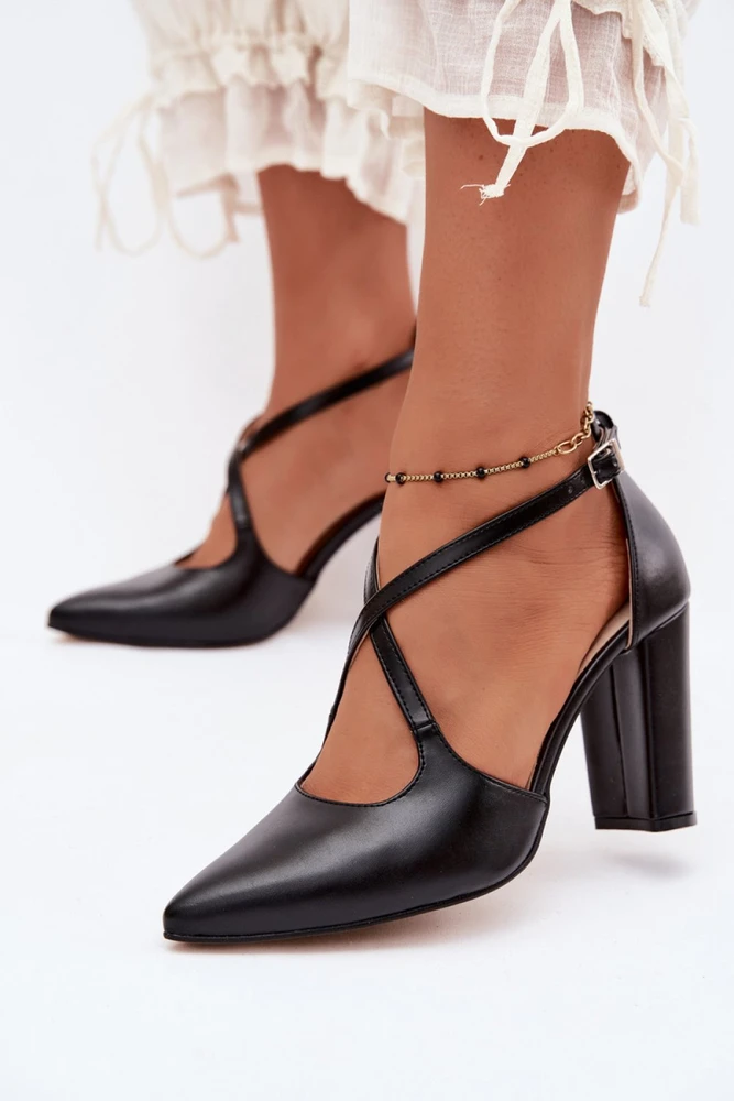 Juodi aukštakulniai bateliai su dirželiu Step in style