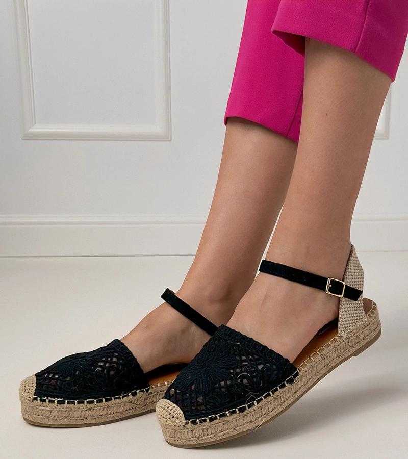 Juodi ažūriniai espadrilės tipo sandalai su platforma