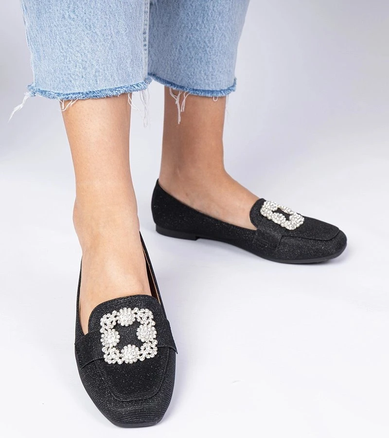Juodi blizgūs mokasinai su cirkoniais – elegantiška avalynė