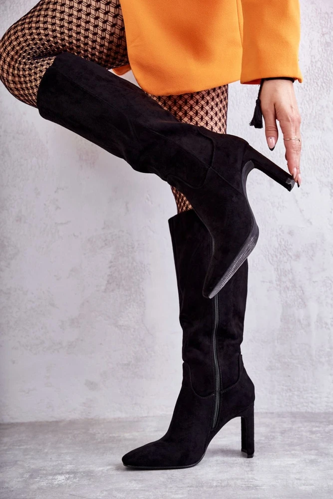 Juodi ilgaauliai batai virš kelių Step in style