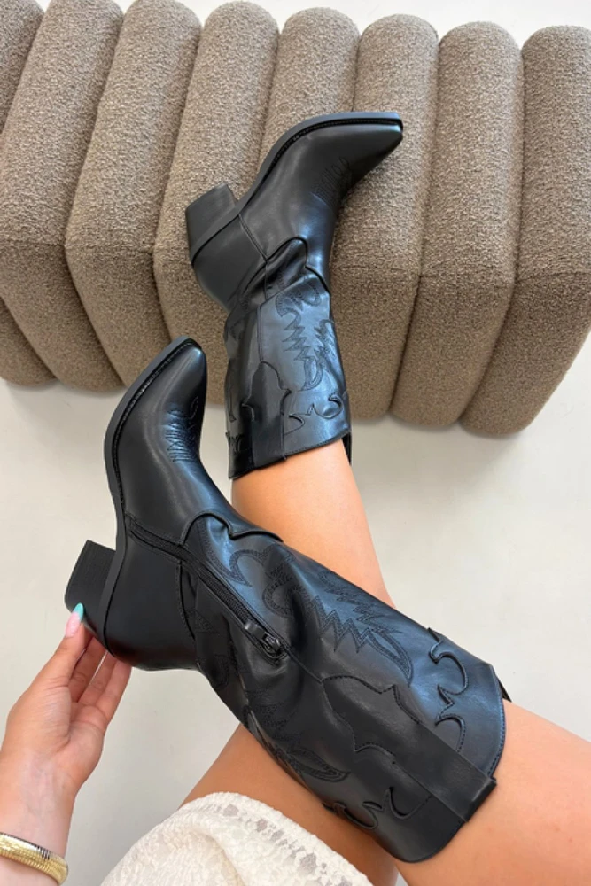 Juodi ilgaauliai batai virš kelių Step in style