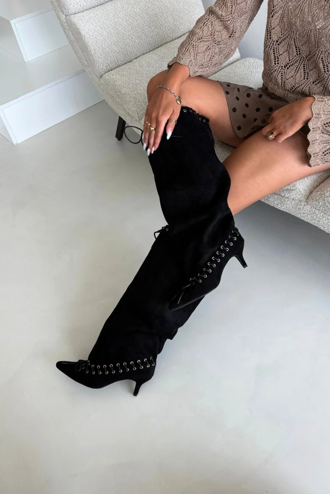 Juodi ilgaauliai batai virš kelių Step in style
