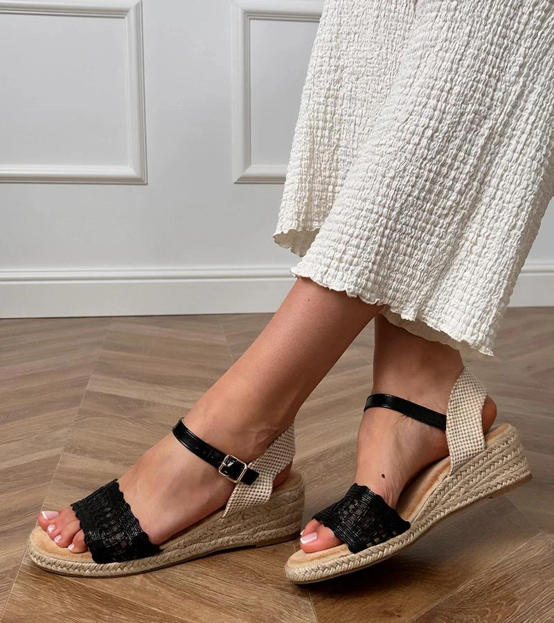 Juodi moteriški espadrilės tipo sandalai su pynimo juosta