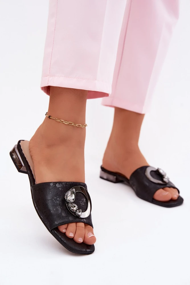 Juodos basutės su dekoratyvine detale Step in style