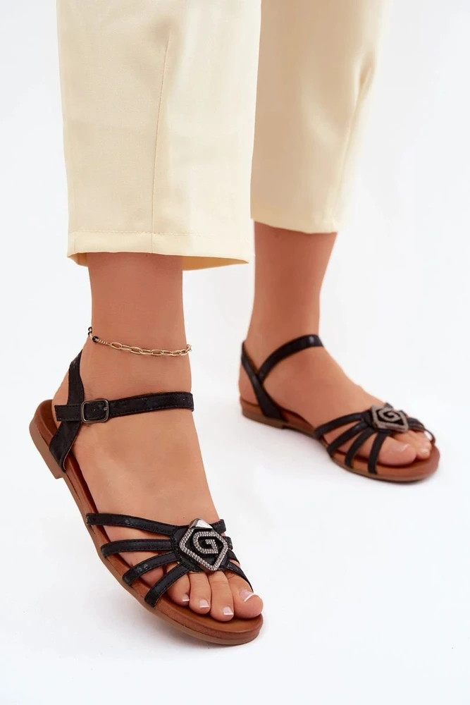 Juodos basutės su dekoratyvine detale Step in style