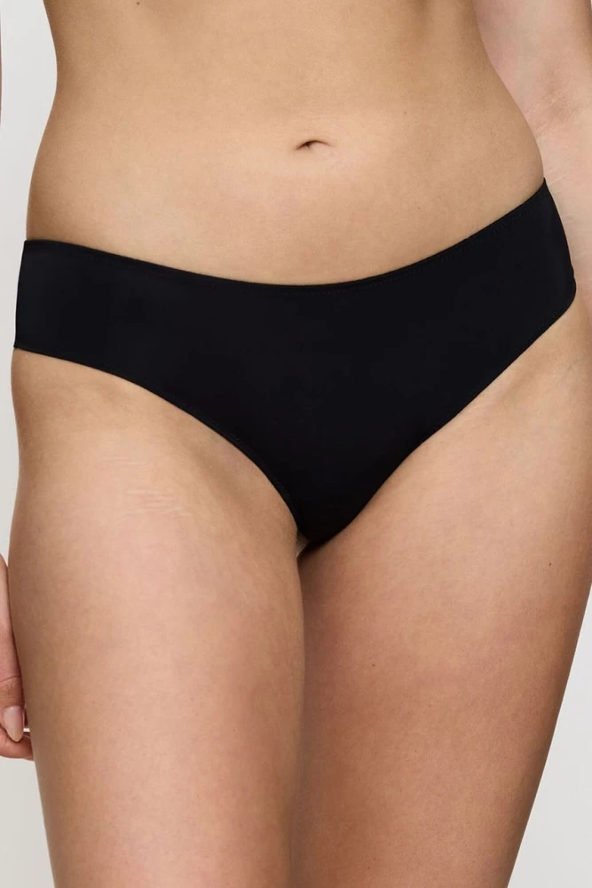 Juodos nėriniuotos string kelnaitės Triumph