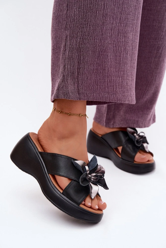 Juodos odinės basutės su platforma ir gėle Step in Style