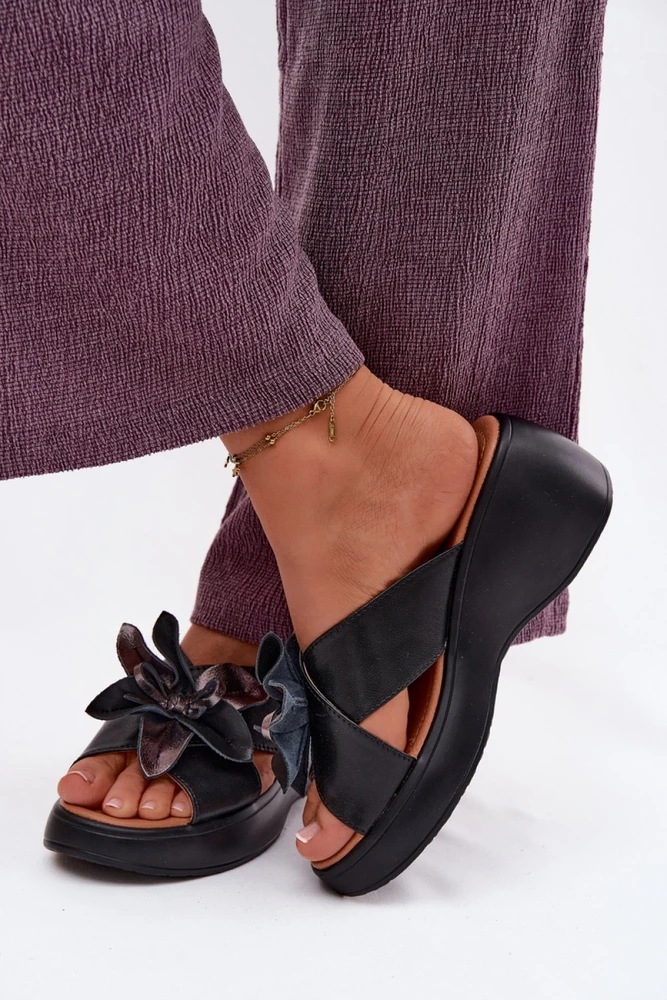 Juodos odinės basutės su platforma ir gėle Step in Style