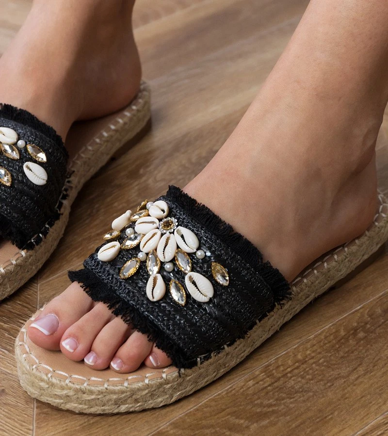 Juodos pintos espadrilės šlepetės su kriauklėmis moterims