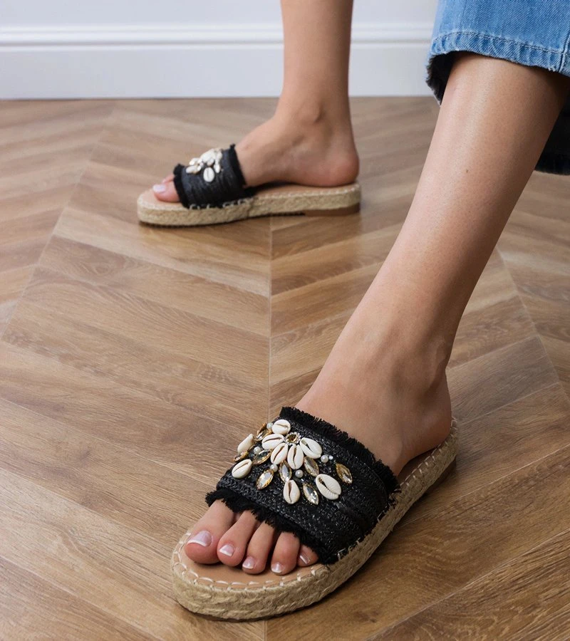 Juodos pintos espadrilės šlepetės su kriauklėmis moterims