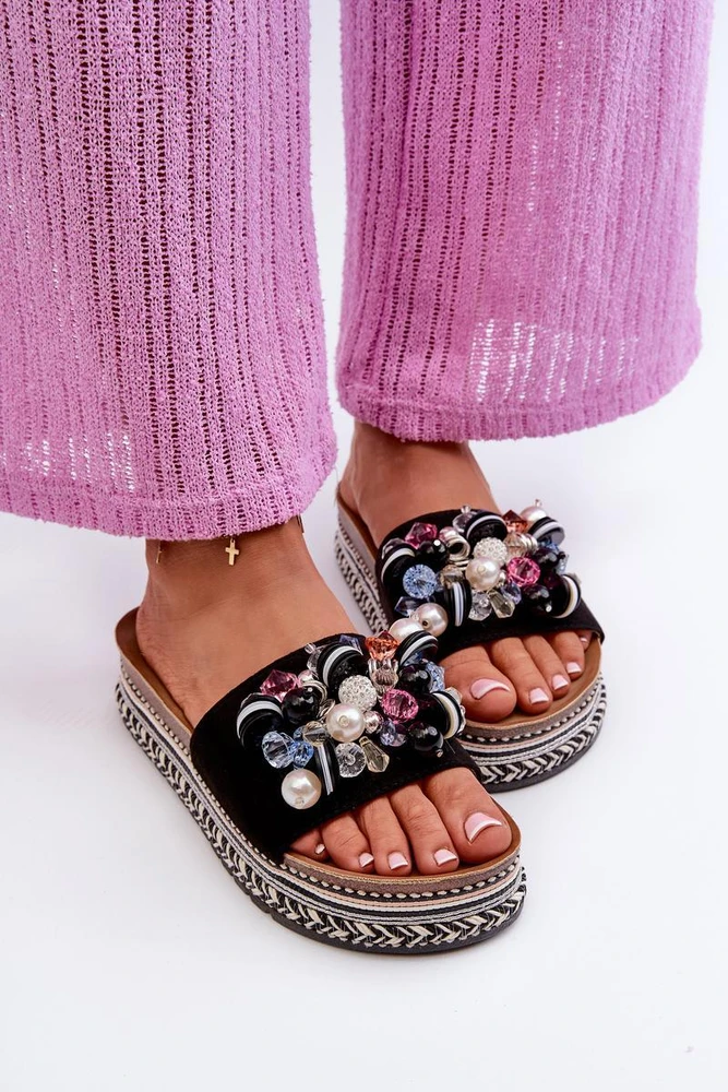 Juodos platforminės moteriškos šlepetės su dekoratyvinėmis detalėmis Step in style