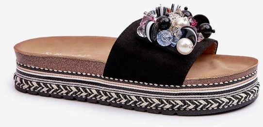 Juodos platforminės moteriškos šlepetės su dekoratyvinėmis detalėmis Step in style