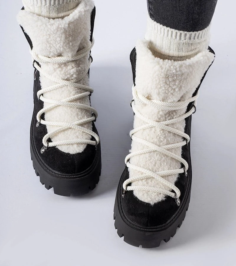 Juodos spalvos maišeliai su dekoratyviniu liežuvėliu Perudžos mieste