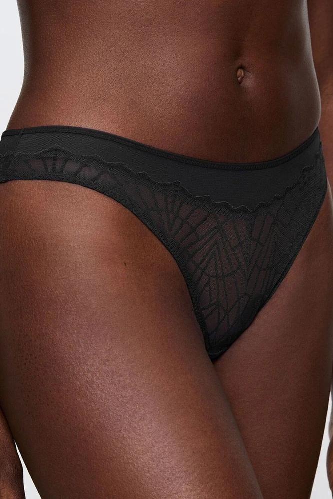Juodos stringai Triumph