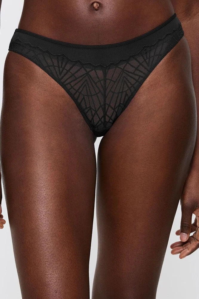 Juodos stringai Triumph