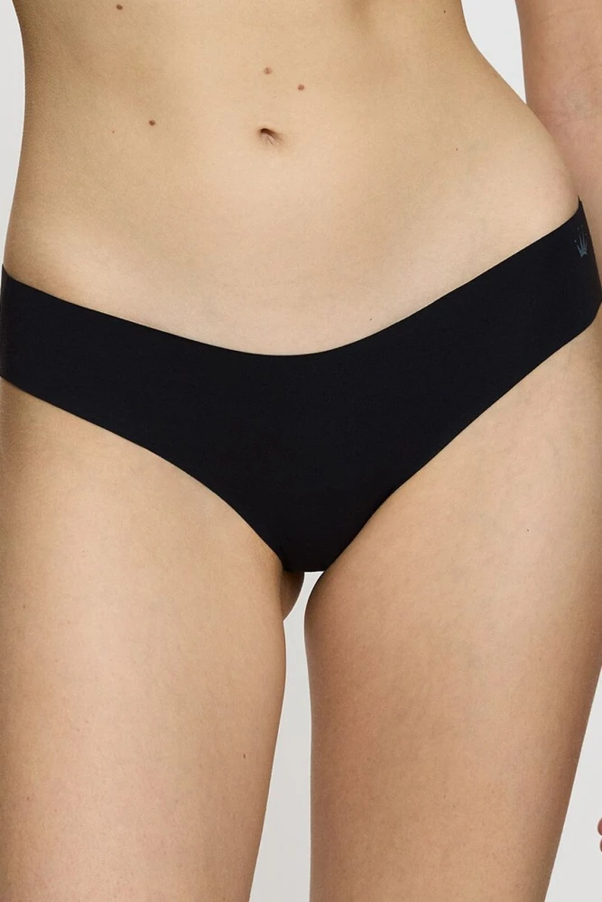 Juodos stringai Triumph