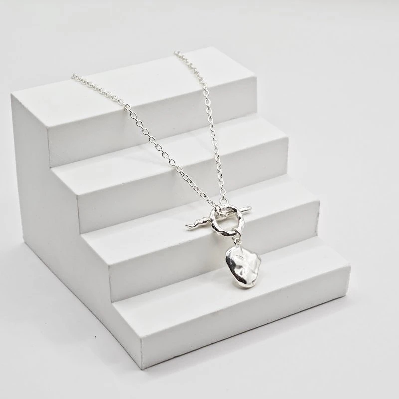 Sidabrinis kaklo papuošalas Knot