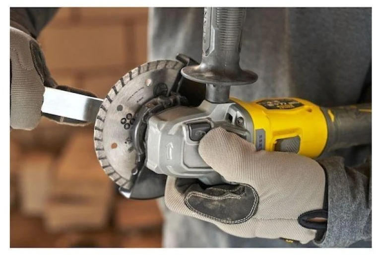 Kampinis šlifuoklis Stanley SFMCG710M1T-QW, 12,5 cm, 8500 aps./min., 800 W, 1,84 kg