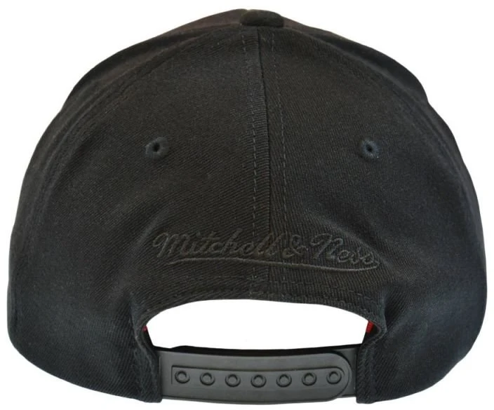 Kepurė su snapeliu Mitchell & Ness Chicago Bulls, juoda ir raudona
