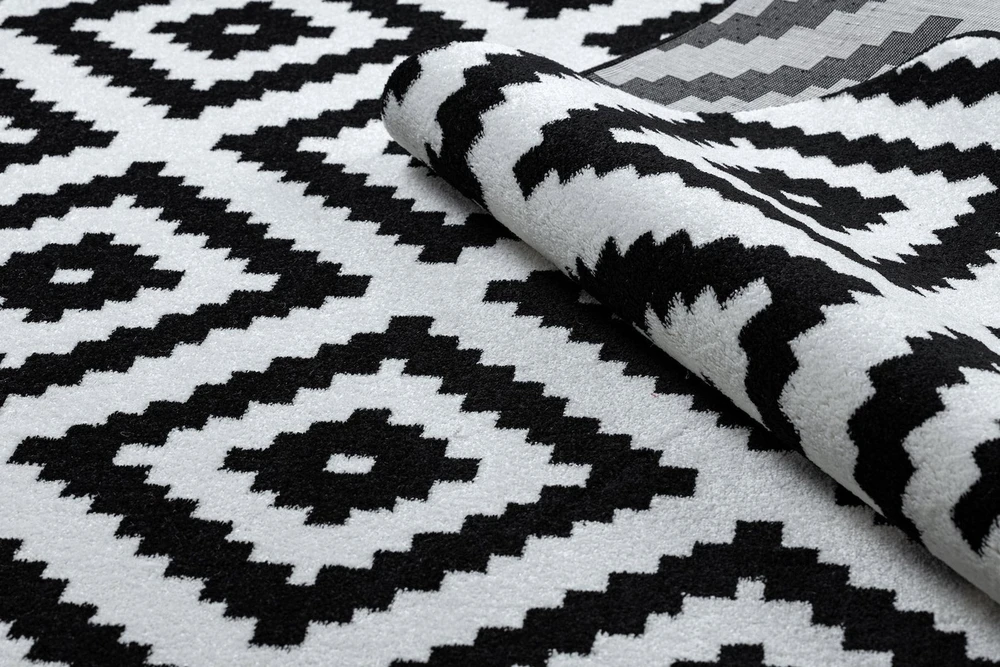 Kilimas geometrinio rašto juodos ir kreminės spalvos 120x170 cm