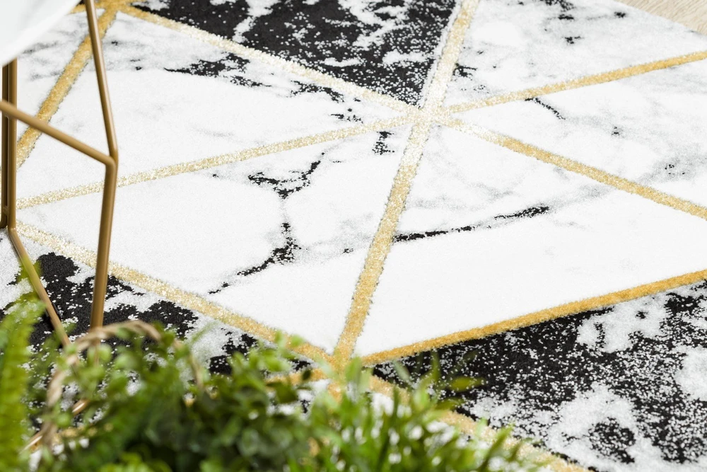 Kilimas MARBLETRIANGLES, juodos ir auksinės spalvos ESTEMA