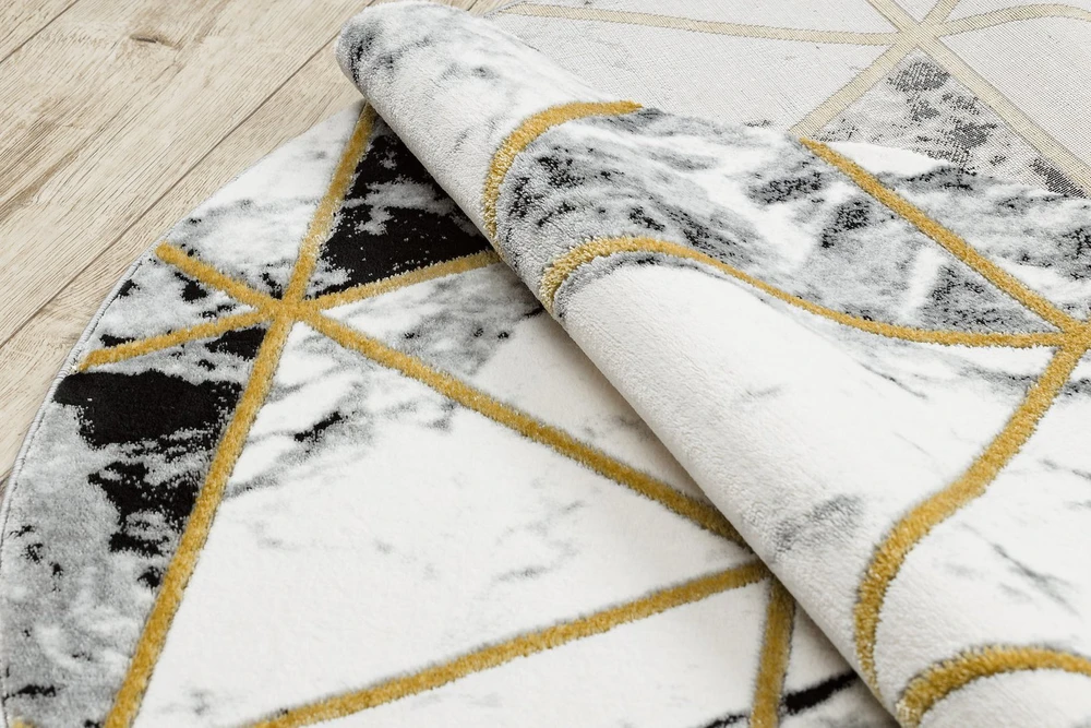 Kilimas MARBLETRIANGLES, juodos ir auksinės spalvos ESTEMA