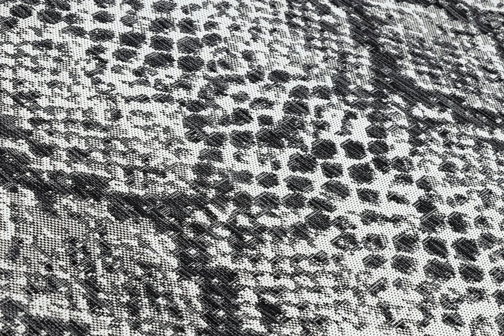 Kilimas su gyvatės rašto ornamentu 160x220 cm juodos ir kreminės spalvos