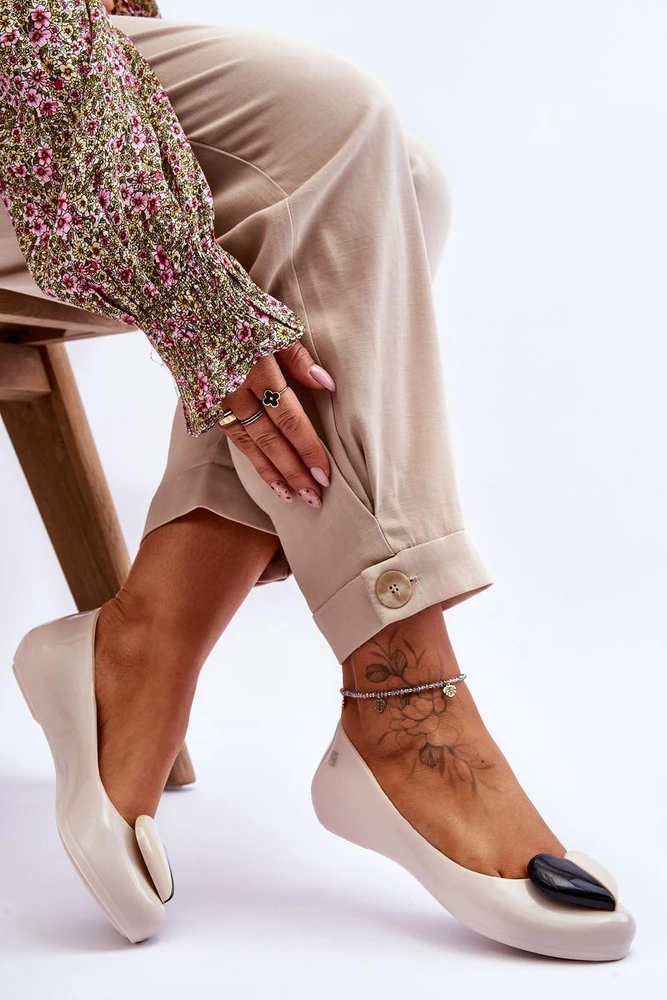 Kreminės balerinos su dekoratyvine detale Step in style