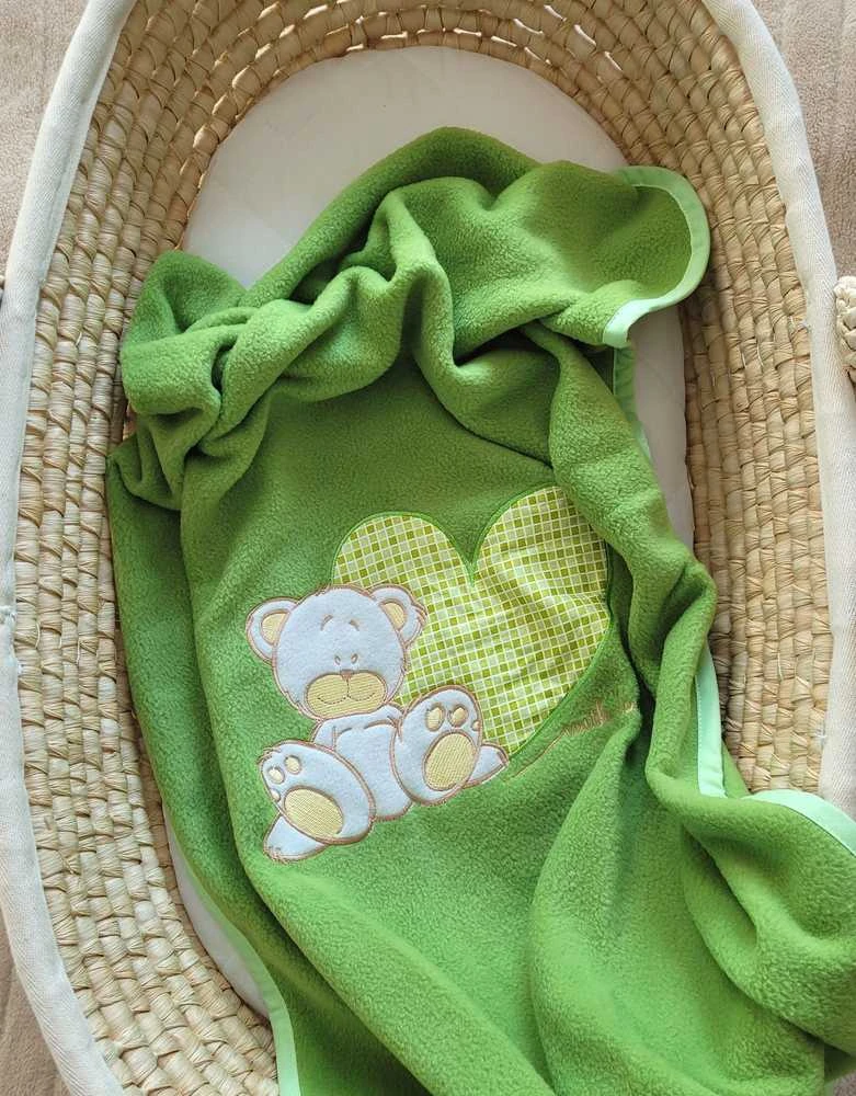Kūdikio flisinis pledukas Milo – žalias meškiukas su širdimi