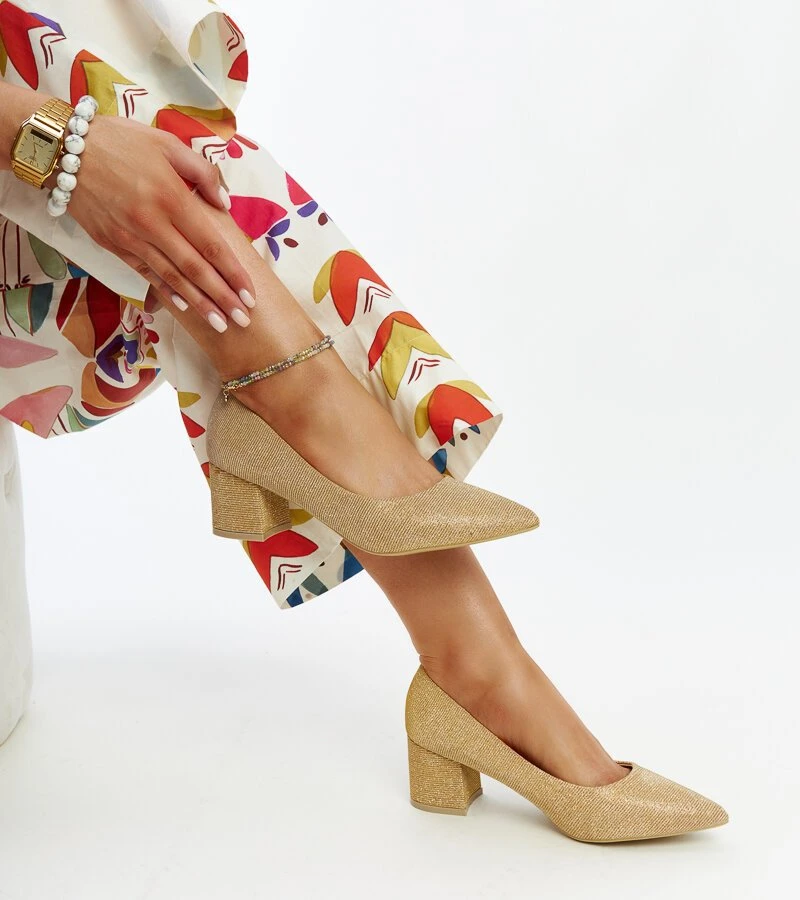 Laity auksinės švytinčios stiletto basutės