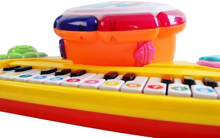 Linksmoji pianino klaviatūra su būgneliu
